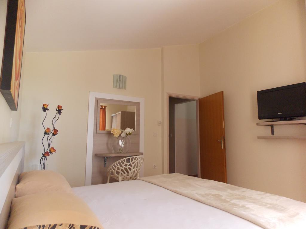 Apartmani Adriatic Ana Novalja Eksteriør billede