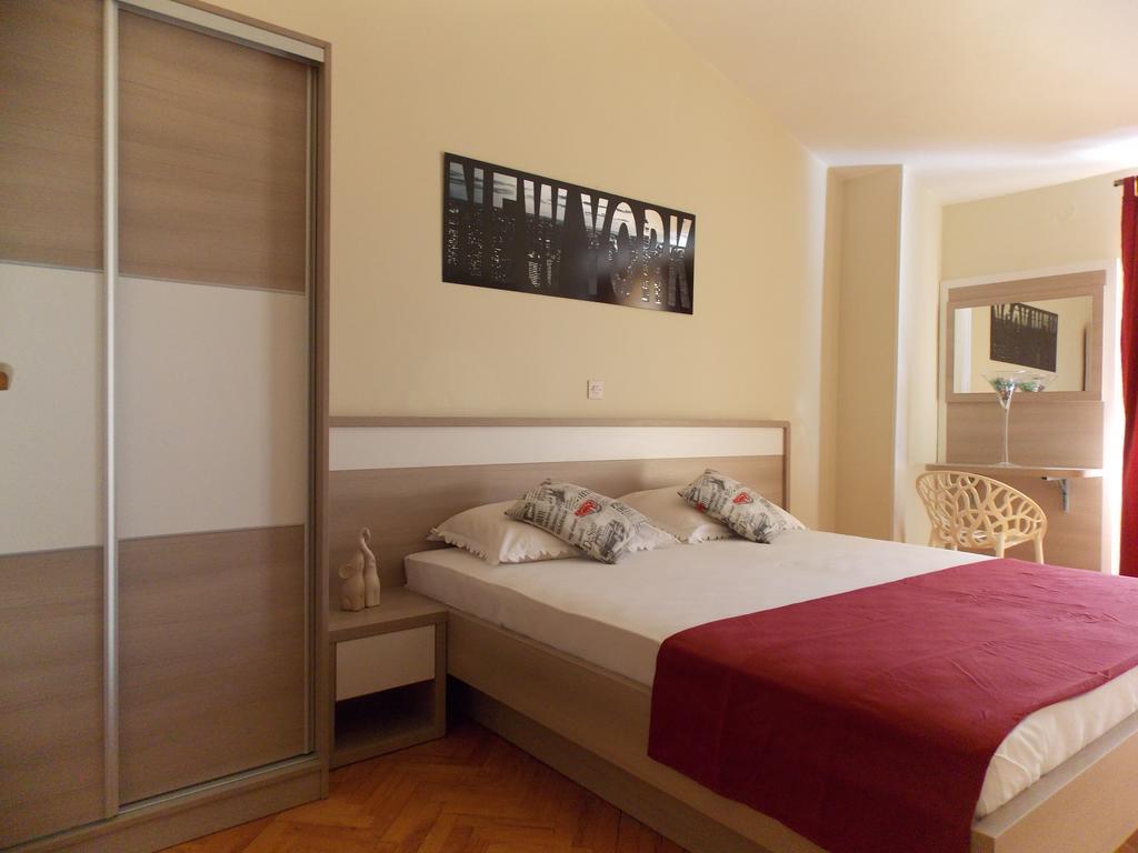 Apartmani Adriatic Ana Novalja Eksteriør billede