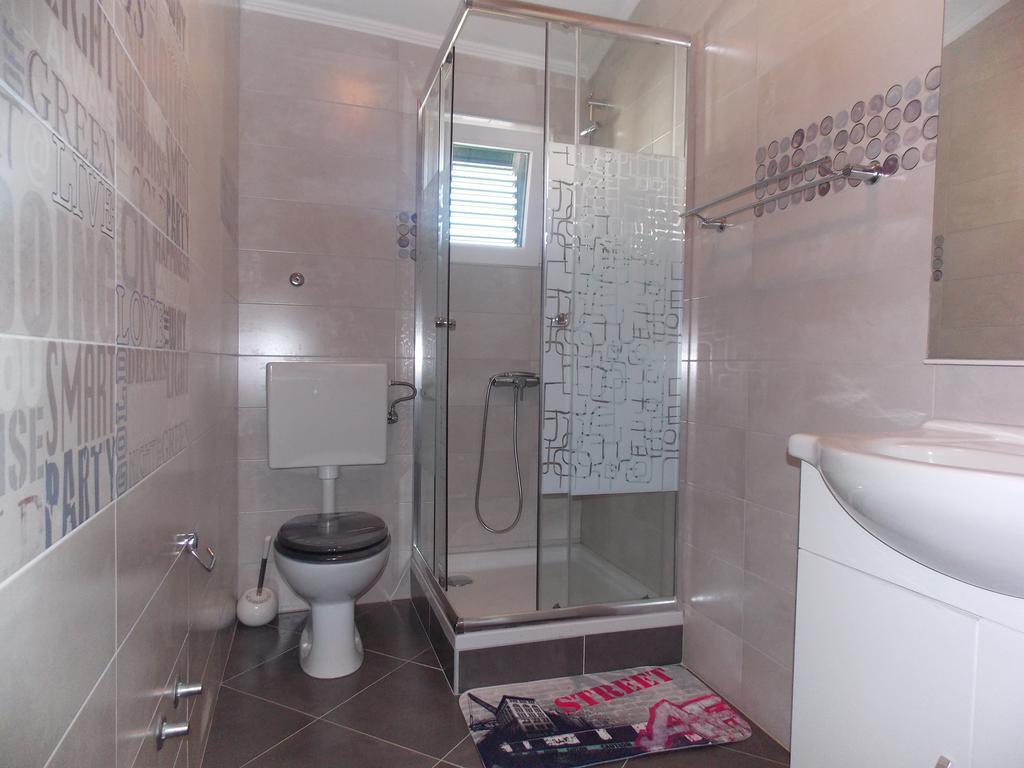 Apartmani Adriatic Ana Novalja Eksteriør billede