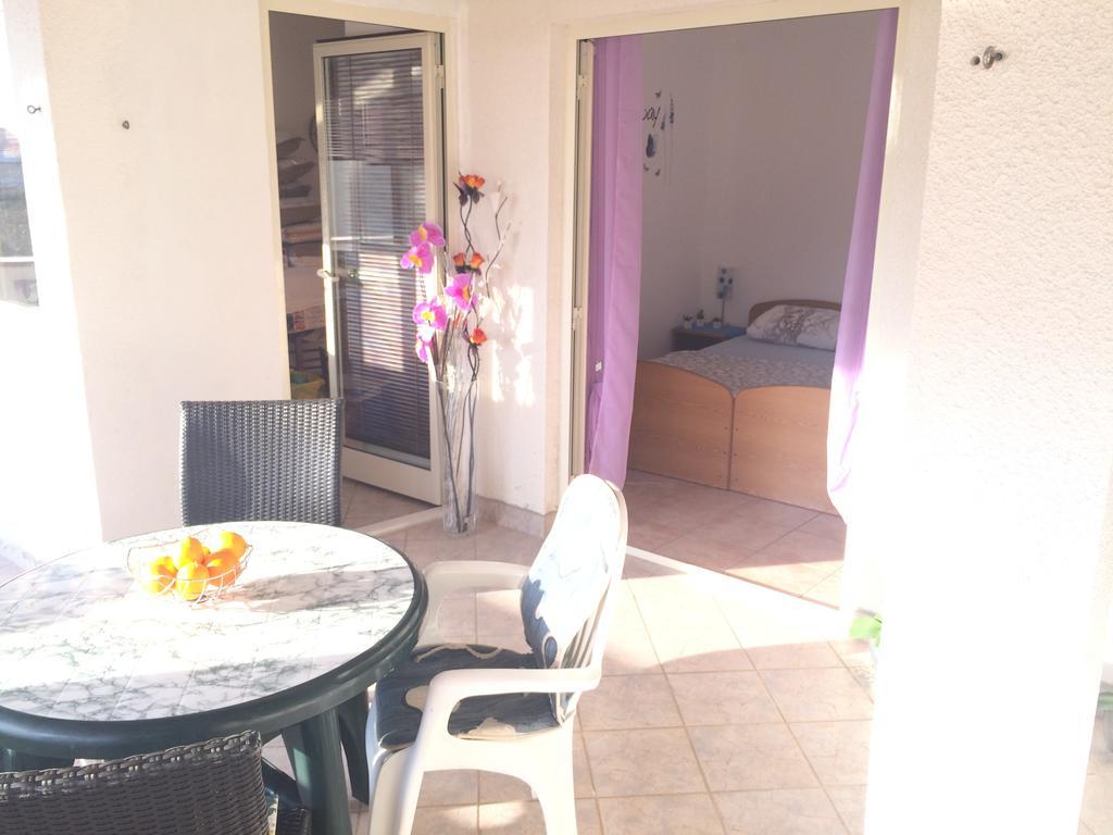 Apartmani Adriatic Ana Novalja Eksteriør billede