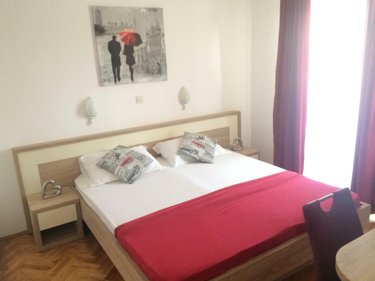 Apartmani Adriatic Ana Novalja Eksteriør billede